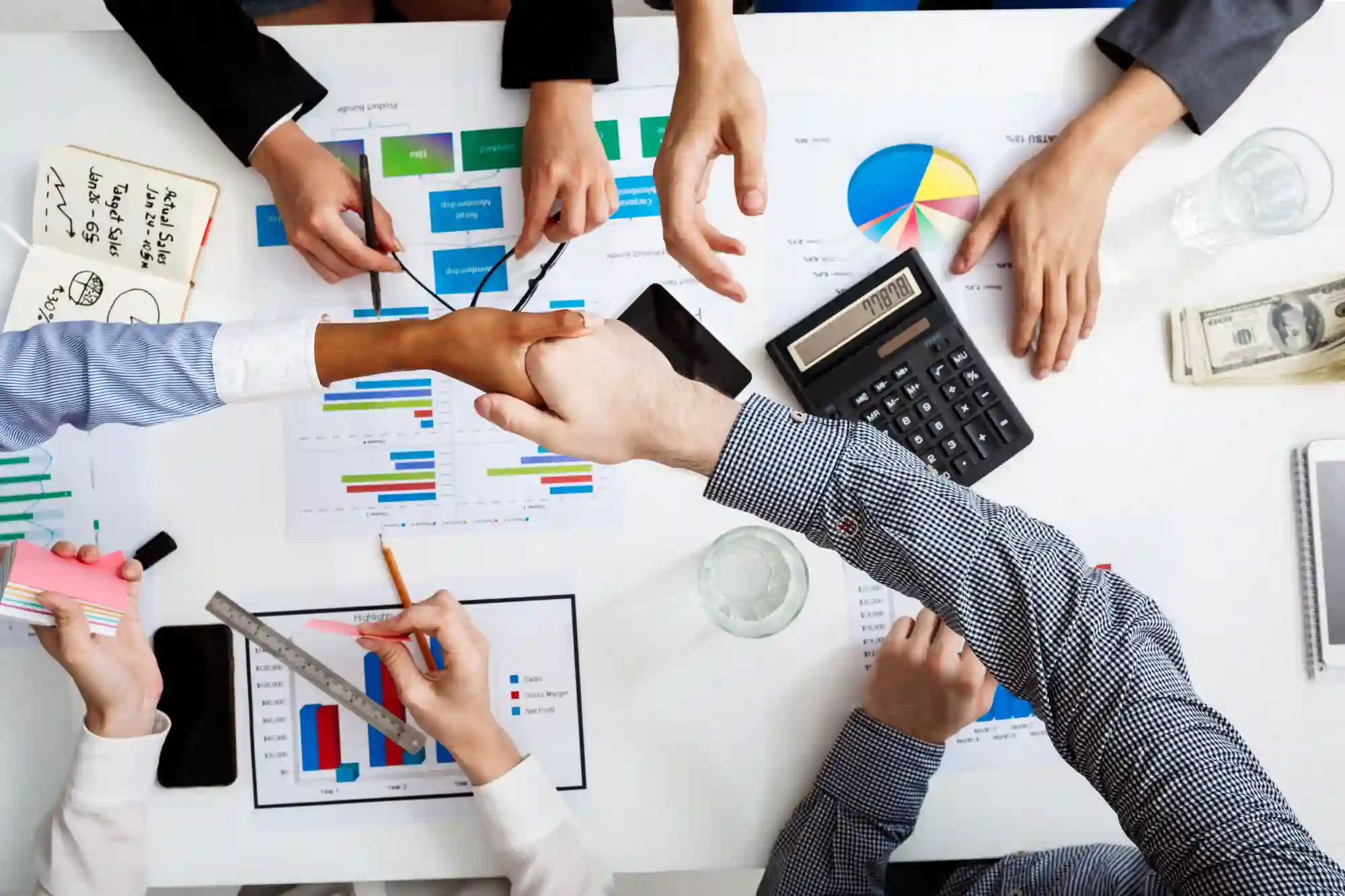perbedaan finance dan accounting